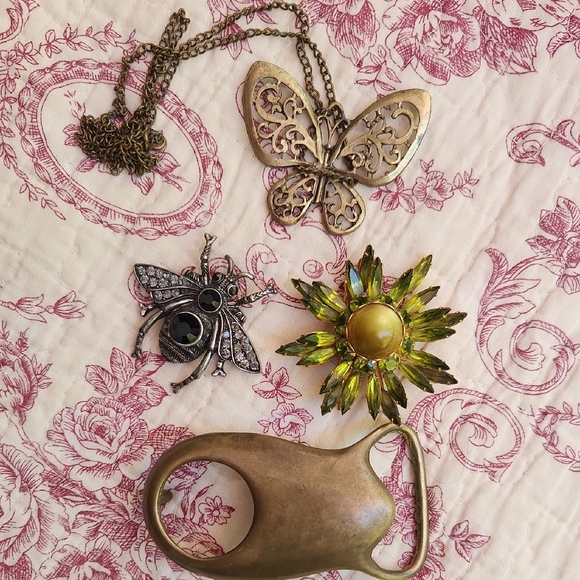 Jewelry - Junk/Mystery Jewelry collection butterfly, Bee, Vtg. Brooch, Buckle Lot Coquette